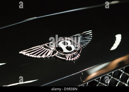 Nahaufnahme der Bentley-Logo auf schwarzen Limousine. Stockfoto