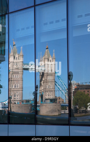 Tower Bridge wider in Glas Fluss Themse London Sommer Stockfoto