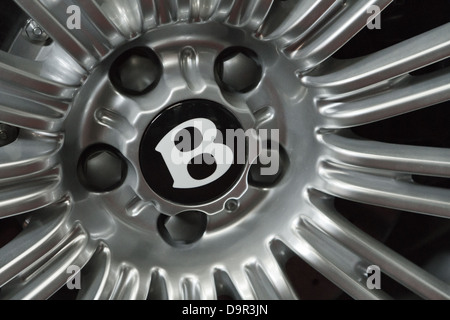 Nahaufnahme von Bentley Leichtmetallrad mit Logo. Stockfoto