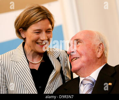 Der ehemalige deutsche Bundeskanzler Helmut Kohl (CDU) und seine Frau Maike Kohl-Richter kommen in der Bayerischen Vertretung für die Hobnourable Entlastung von der Bundestag der CSU Stand Parteichef von vielen Jahren, Glos, in Berlin, Deutschland, 24. Juni 2013. Foto: KAY NIETFELD Stockfoto