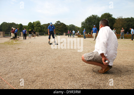 Mann das Spiel Boule auf dem Martini-Masters-Turnier in Groningen, Niederlande Stockfoto