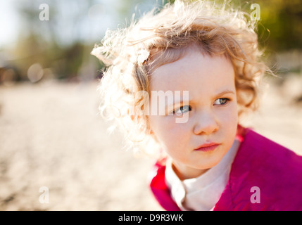 Entzückende kleine Mädchen Nahaufnahme im Freien im Sommer getroffen Stockfoto