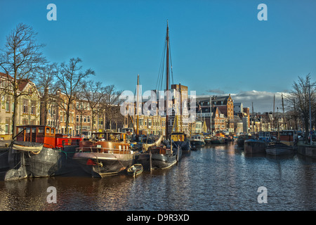 Städtischen Kanal mit Gebäuden, Schiffen und Hausboote bei Sonnenaufgang im winter Stockfoto