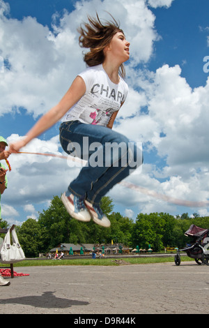 Mädchen über ein Springseil Springen. Stockfoto