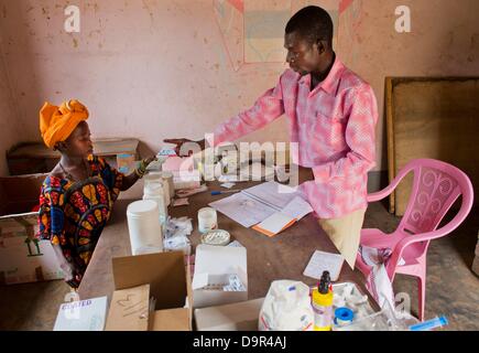 kranken Patienten in MSF mobile Klinik in Auto Stockfoto