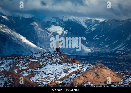 ein Rock-Stack in der Region der versteinerten Sanddünen mit der La Sal Mountains hinaus Arches-Nationalpark, Utah, USA Stockfoto