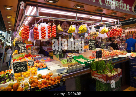 Anzeige der Produkte auf Gemüse Marktstand in La Boqueria Markt Barcelona. Stockfoto