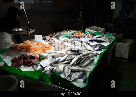 Nassen Fischtheke in La Boqueria Markt Barcelona. Stockfoto