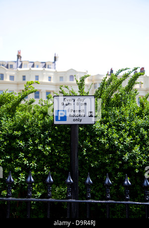 Inhaber nur Parkplatz Schild an Brunswick Square, Hove, Brighton, aufgenommen im Sommer vor Geländer ermöglichen / park Grenze Stockfoto