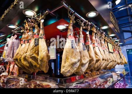 Marktstand hängen ganze Jamon Iberico Schinken Stockfoto