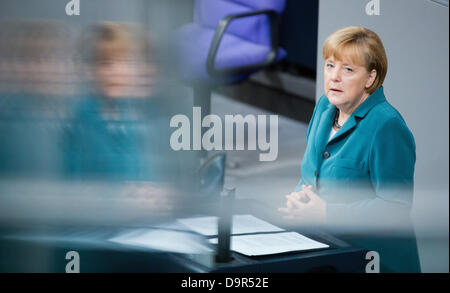 Berlin, Deutschland. 25. Juni 2013. Deutsche Bundeskanzlerin Angela Merkel (CDU) gibt eine Regierungserklärung im Bundestag in Berlin, Deutschland, 25. Juni 2013. Der Bundestag in dieser Sondersitzung befasste sich mit den Überschwemmungen in Deutschland. Foto: MICHAEL KAPPELER/Dpa/Alamy Live News Stockfoto