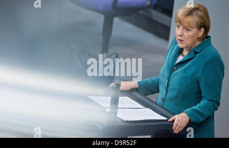 Berlin, Deutschland. 25. Juni 2013. Deutsche Bundeskanzlerin Angela Merkel (CDU) gibt eine Regierungserklärung im Bundestag in Berlin, Deutschland, 25. Juni 2013. Der Bundestag in dieser Sondersitzung befasste sich mit den Überschwemmungen in Deutschland. Foto: MICHAEL KAPPELER/Dpa/Alamy Live News Stockfoto