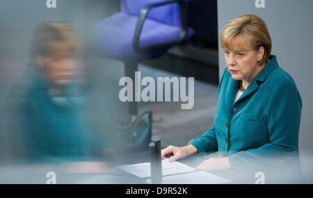 Berlin, Deutschland. 25. Juni 2013. Deutsche Bundeskanzlerin Angela Merkel (CDU) gibt eine Regierungserklärung im Bundestag in Berlin, Deutschland, 25. Juni 2013. Der Bundestag in dieser Sondersitzung befasste sich mit den Überschwemmungen in Deutschland. Foto: MICHAEL KAPPELER/Dpa/Alamy Live News Stockfoto