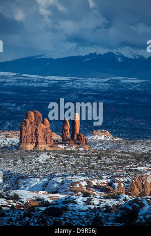 Windows mit der La Sal Mountains hinaus Arches-Nationalpark, Utah, USA Stockfoto