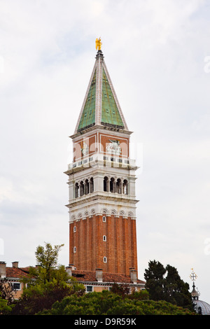 Niedrigen Winkel Ansicht einer Glocke Turm, Markusplatz Campanile, Dogenpalast, Venedig, Veneto, Italien Stockfoto