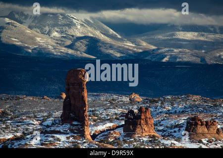 Windows-Abschnitt mit La Sal Mountains hinaus Arches-Nationalpark, Utah, USA Stockfoto