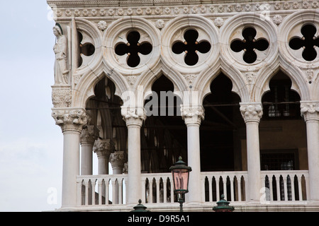 Niedrigen Winkel Blick auf einen Laternenpfahl außerhalb eines Gebäudes, Dogenpalast, Markusplatz, Venedig, Veneto, Italien Stockfoto