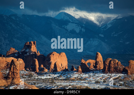 Windows mit der La Sal Mountains hinaus Arches-Nationalpark, Utah, USA Stockfoto