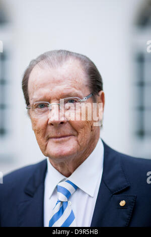 Britischer Schauspieler Sir Roger Moore posiert vor einem Interview in Aachen, Deutschland, 25. Juni 2013. Foto: ROLF VENNENBERND Stockfoto