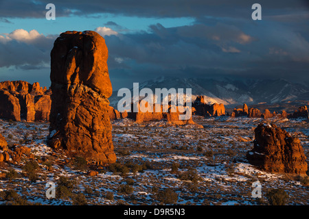 Ausgewogene Rock und der Windows Abschnitt die La Sal Mountains hinaus Arches-Nationalpark, Utah, USA Stockfoto