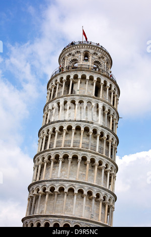 Niedrigen Winkel Blick auf einen Turm, der schiefe Turm von Pisa, Pisa, Toskana, Italien Stockfoto