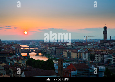 Erhöhte Ansicht einer Stadtlandschaft in der Abenddämmerung, Florenz, Toskana, Italien Stockfoto