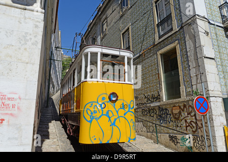 alte Straßenbahn Calcada da Gloria Lissabon Portugal Stockfoto