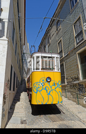 alte Straßenbahn Calcada da Gloria Lissabon Portugal Stockfoto