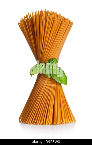 Spaghetti mit Basilikum, isoliert auf weißem Hintergrund. Reihe von Vollkorn-pasta Stockfoto