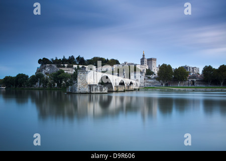 die Pont St-Bénézet, Palais des Papes & Rhône Fluß in der Abenddämmerung, Avignon, Provence, Frankreich Stockfoto