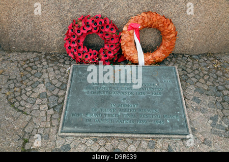 RAF-Tablet im WW2 Denkmal am Tuborg Havn in Erinnerung an die alliierte Flieger, fanden ihre letzte Ruhestätte in dänischen Gewässern Stockfoto