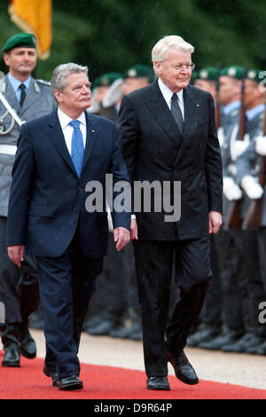 Berlin, Deutschland. 25. Juni 2013. Begrüßen Sie ihre Exzellenzen des Präsidenten der Republik Island, Dr. Ólafur Ragnar Grimsson und Frau Dorrit Moussaieff mit militärischen Ehren von der deutsche Bundespräsident Joachim Gauck und Frau Daniela Schadt im Präsidentenpalast Bellevue in Berlin. Kredit: Kredit: Gonçalo Silva/Alamy Live-Nachrichten. Stockfoto