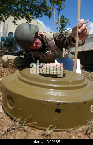 Ein US-Marine Seemann, explosive Verordnung Entsorgung Operation Support Unit zugeordnet inspiziert eine simulierte Sprengsatz während einer Ausbildung 16. Juli 2008 in Naval Station Pearl Harbor, Hawaii. Stockfoto