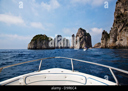 Boot im Meer mit Felsen im Hintergrund, Capri, Provinz Neapel, Kampanien, Italien Stockfoto