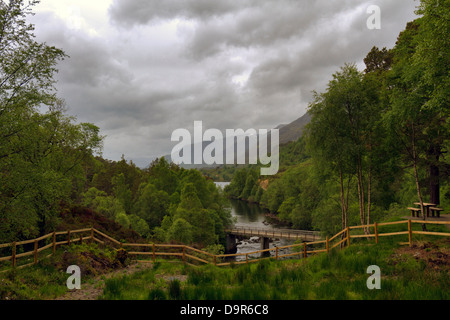Glen Affric: der Fluss Affric und Berge im Naturschutzgebiet Stockfoto