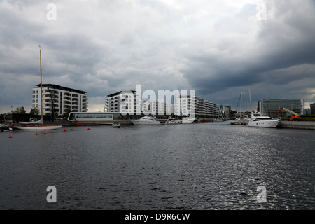 Wohnblöcken, Tuborg Havnepark, in der modernen nordischen Architektur unter düsteren skandinavischen Wolken am Tuborg Havn, Tuborg Hafen Stockfoto