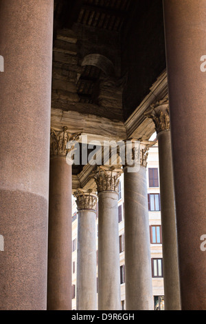 Niedrigen Winkel Ansicht von Berninis Spalte, Petersplatz, Vatikan, Rom, Provinz Rom, Italien Stockfoto