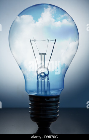 Nahaufnahme eines großen Glühbirne stehend mit strahlend blauem Himmel in es Stockfoto