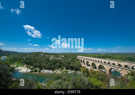 UNESCO-Weltkulturerbe der Pont du Gard, ein römisches Aquädukt, vorbei an den Fluss Gard im Departement Gard in der Nähe von Nîmes, Südfrankreich Stockfoto