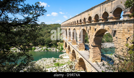 Detail des UNESCO Welt Kulturerbe der Pont du Gard, ein römisches Aquädukt überspannt den Fluss Gardon in Südfrankreich Stockfoto