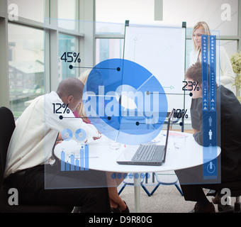 Geschäftsleute, die mit blauen Kreisdiagramm-Schnittstelle Stockfoto