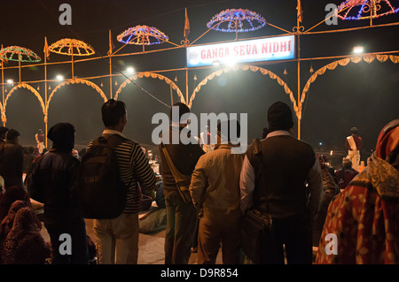 Aarti Zeremonie in den Ghats. Varanasi, Benares, Uttar Pradesh, Indien Stockfoto