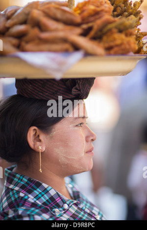 eine Frau verkauft gebratene Bananen an die Shwezigon Paya, Bagan, Myanmar (Burma) Stockfoto