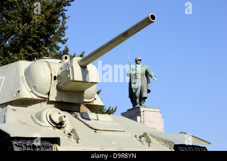 Sowjetischer Panzer Denkmal in Berlin Stockfotografie - Alamy