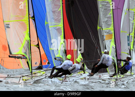 Boote der Olympischen 49er-Klasse antreten in einer Regatta auf der Ostsee vor Kiel-Schilksee, Deutschland, 25. Juni 2013. Rund 4.500 Athleten aus mehr als 50 Ländern nehmen Teil die Segelwettbewerbe während der Kieler Woche. Foto: CARSTEN REHDER Stockfoto