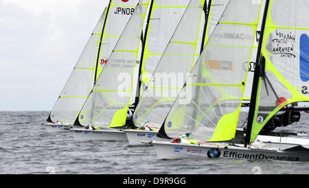 Boote der Olympischen 49er-Klasse antreten in einer Regatta auf der Ostsee vor Kiel-Schilksee, Deutschland, 25. Juni 2013. Rund 4.500 Athleten aus mehr als 50 Ländern nehmen Teil die Segelwettbewerbe während der Kieler Woche. Foto: CARSTEN REHDER Stockfoto