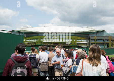 Wimbledon, London, UK. 25. Juni 2013. Wimbledon Tennis Championships 2013 statt in The All England Lawn Tennis and Croquet Club, London, England, UK.   Allgemeine Ansicht (GV). Center Court. Bildnachweis: Duncan Grove/Alamy Live-Nachrichten Stockfoto