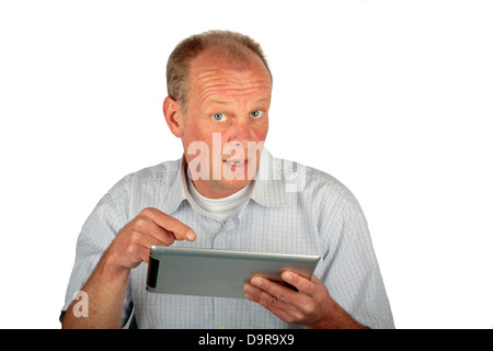 Überrascht Mann zeigte auf seinem Tablettcomputer Stockfoto