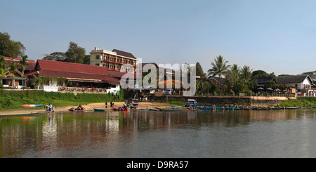 Horizontale (2 Bild Heftung) Panoramablick am Fluss Hotels und Bars entlang des Nam Song Flusses in Vang Vieng. Stockfoto