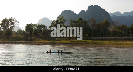 Horizontale Panoramablick (2 Bild Heftung) Nam Song River und die schöne Landschaft in Vang Vieng Stockfoto